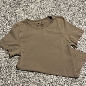 SKIMS Soft Smoothing Seamless T-shirt NWOT